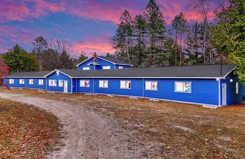 Houghton Lake House | Updated Room #8 - 1 King Bed, Couch, All New Furnishings, Fast WiFi!