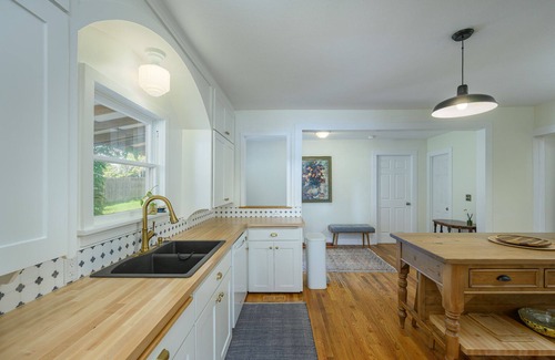 Carlton House | Updated & Rustic 1912 Carlton Farmhouse - in Town!
