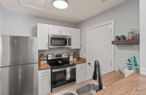 Columbia House | Updated, Security Cameras, Fast Wi-Fi, Smart TV