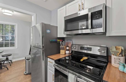 Columbia House | Updated, Security Cameras, Fast Wi-Fi, Smart TV