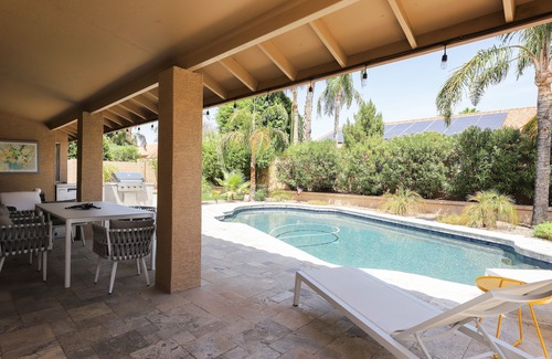 Paradise Park Vista House | Updated single-level home with an oasis back yard, private pool & washer/dryer
