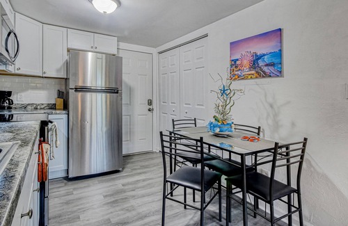 Surfside Beach Condo | Updated studio with WiFi, full kitchen, onsite pool and tennis courts