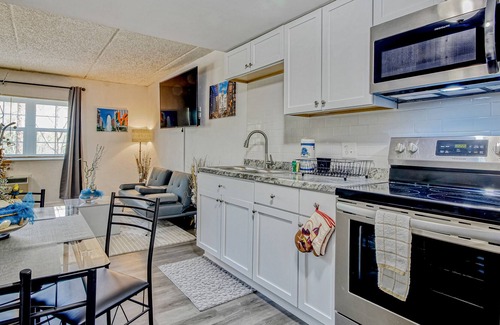 Surfside Beach Condo | Updated studio with WiFi, full kitchen, onsite pool and tennis courts