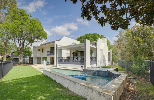 Sugar Land House | Updated Sugar Land Home w/ Grill & Pool!