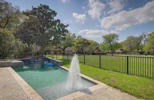 Sugar Land House | Updated Sugar Land Home w/ Grill & Pool!