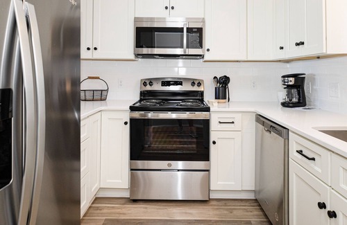Long Beach Condo | Updated third-floor condo with WiFi, shared pool, balcony, W/D, & central AC