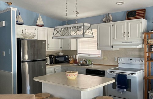 South End Condo | Updated Top Floor Condo 1 1/2 block to beach with off street parking