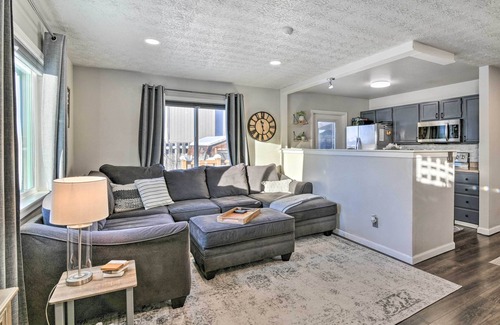 Bayshore - Klatt Apartment | Updated Townhome: Near Airport & Shopping!