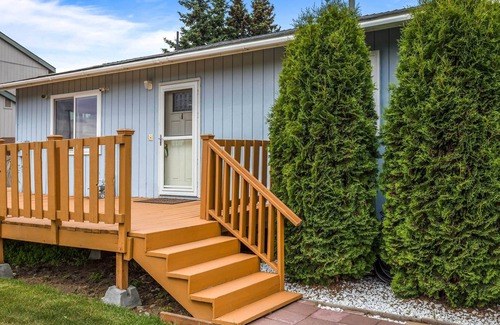 Bayshore - Klatt Apartment | Updated Townhome: Near Airport & Shopping!