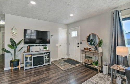 Bayshore - Klatt House | Updated Townhome Near Airport and Shopping!