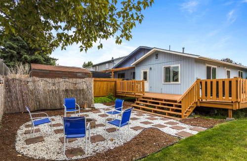 Bayshore - Klatt House | Updated Townhome Near Airport and Shopping!