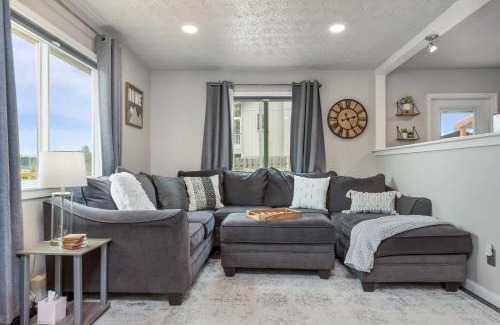 Bayshore - Klatt House | Updated Townhome Near Airport and Shopping!