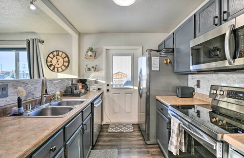 Bayshore - Klatt House | Updated Townhome: Near Airport & Shopping!