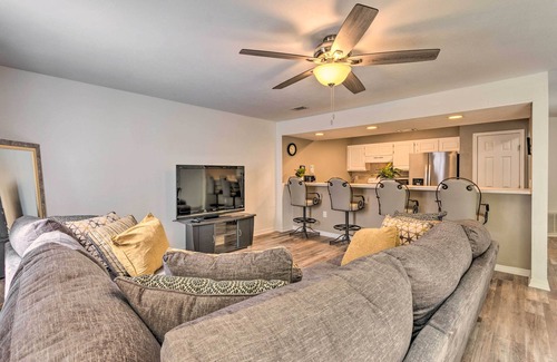 Valparaiso House | Updated Townhome w/Deck ~ 12 Mi to Beaches!
