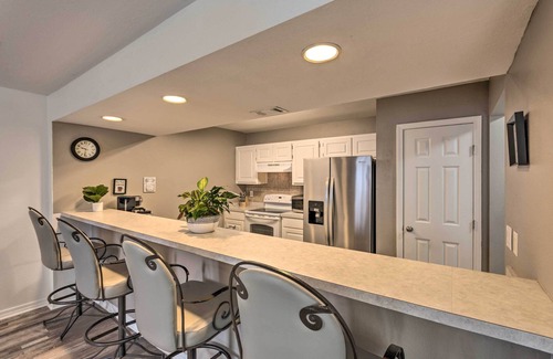 Valparaiso House | Updated Townhome w/Deck ~ 12 Mi to Beaches!