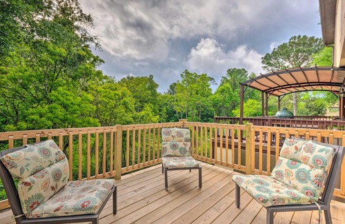 Valparaiso House | Updated Townhome with Deck about 12 Mi to Beaches!