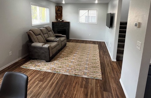 Pullman House | Updated townhouse in quiet cul de sac. Private fenced yard & off-street parking.