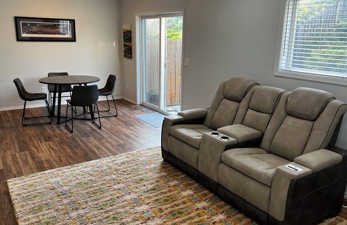 Pullman House | Updated townhouse in quiet cul de sac. Private fenced yard & off-street parking.
