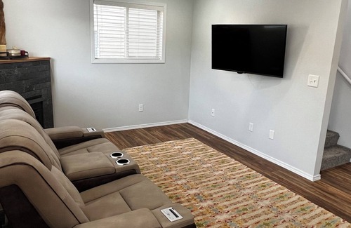 Pullman House | Updated townhouse in quiet cul de sac. Private fenced yard & off-street parking.