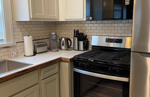 Cleveland Apartment | Updated Unit on a Quiet Street Near Cafes and Restaurants, Cleveland Heights