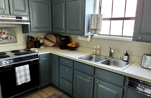 Ruidoso Cabin | Updated! Upper Canyon! The Burgundy Bungalow Cabin with Fireplace - Pet Friendly