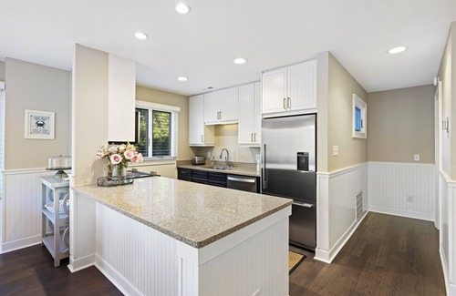 West Beach Village House | Upgraded 4BR Fairway Oaks Villa, Golf Views, Pet-Friendly, Close to Beach!