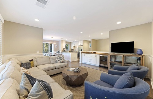 West Beach Village House | Upgraded 4BR Fairway Oaks Villa, Golf Views, Pet-Friendly, Close to Beach!
