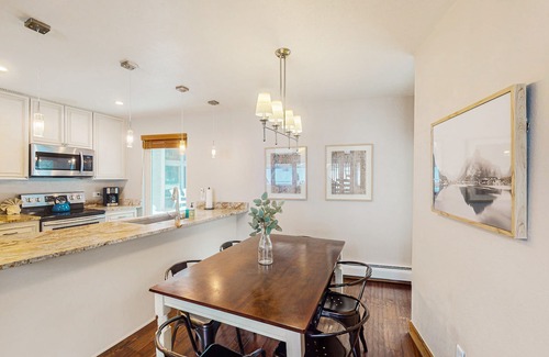Eagle-Vail Condo | Upgraded condo w/large windows, golf on-site, shared tennis, & basketball