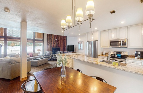 Eagle-Vail Condo | Upgraded condo w/large windows, golf on-site, shared tennis, & basketball