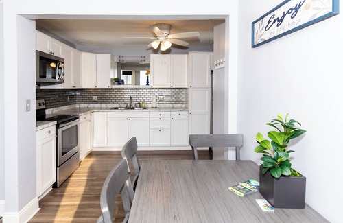Sandusky Condo | Upgraded Downtown Sandusky Apartment - Sleeps 5!