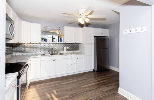 Sandusky Condo | Upgraded Downtown Sandusky Apartment - Sleeps 5!
