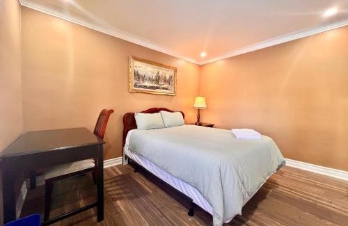 North York House | Upgraded Rooms with Bath 7-min to Subway Near Downsview Rogers Stadium