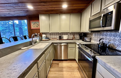 Mammoth Lakes Condo | Upgraded Townhome at Canyon Lodge