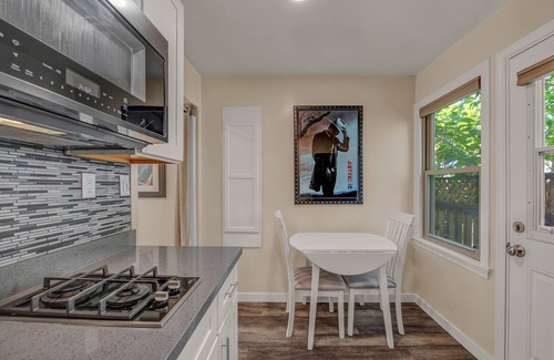 Montgomery Village Apartment | Upgraded Vintage Studio, near downtown SR