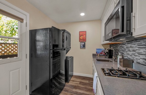 Montgomery Village Apartment | Upgraded Vintage Studio, near downtown SR