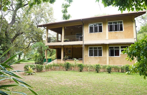 Habarana Villa | UpiesFolly Lakeside Bungalow