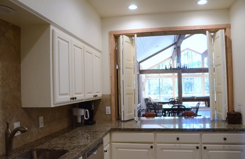 Center Cabin | Upland Hill Lodge - East Texas lake views