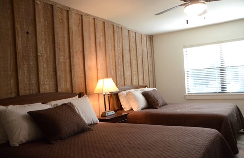 Center Cabin | Upland Hill Lodge - East Texas lake views