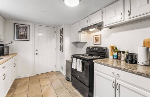 Fort Worth House | Uplifting 2BD: Centered, Inspiring & Heartwarming!