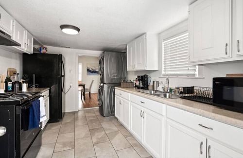 Fort Worth House | Uplifting 2BD: Centered, Inspiring & Heartwarming!