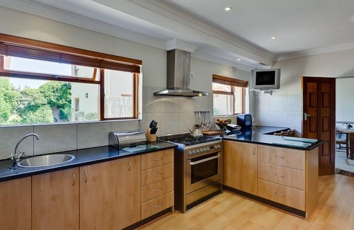 Constantia Villa | Upmarket Tuscan Villa sleeps 12 With Heated pool & Jacuzzi