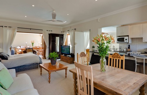 Constantia Villa | Upmarket Tuscan Villa sleeps 12 With Heated pool & Jacuzzi