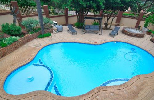 Waterkloof Glen Villa | Upmarket Villa with pool & lush garden