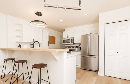 Lethbridge Condo | Upper 2 bed/2 bath Condo on Paradise Golf Course