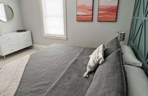 Saint Thomas Apartment | Upper 2 Bedroom in century home!