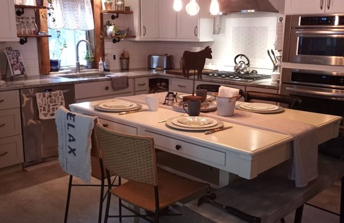 Port Austin House | UPPER 3 rm. studio B&B steps from beach & farm markt/shop'g.; dogs ok w/fee.