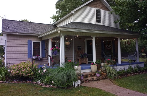 Port Austin House | UPPER 3 rm. studio B&B steps from beach & farm markt/shop'g.; dogs ok w/fee.