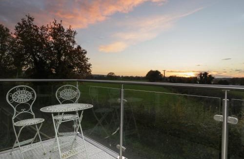 Calne Apartment | Upper Annex