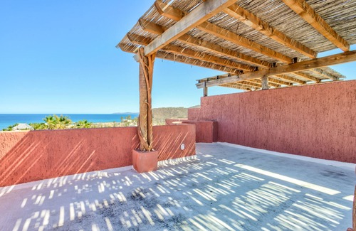 La Paz Apartment | Upper Cascada: Ocean view suite with indoor/outdoor showers