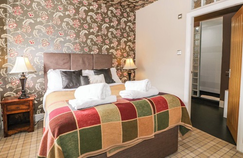 Hendrerwydd Cottage | UPPER GARDENER'S COTTAGE, pet friendly, with hot tub in Denbigh
